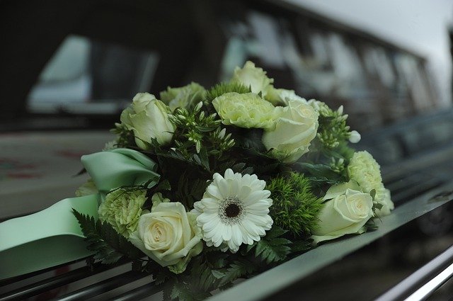 Kukkien valinta hautajaisiin – Opas sopivien hautajaiskukkien valitsemiseen